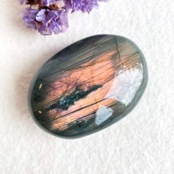 Paarse labradoriet handsteen 1