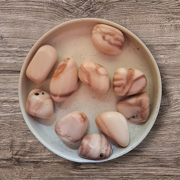 Roze calciet trommelsteen gestreept