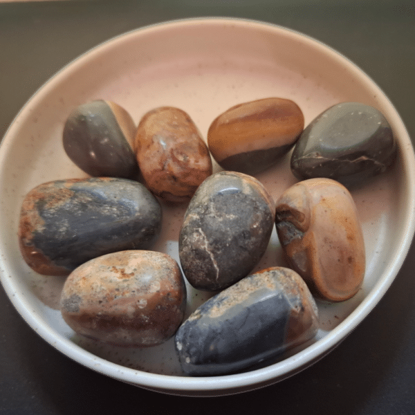 Polychroom jaspis trommelsteen